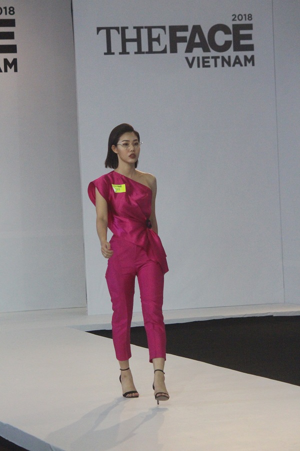 Thánh xéo xắt Nam Trung khiến thí sinh căng thẳng trong buổi casting The Face Thánh xéo xắt Nam Trung khiến thí sinh căng thẳng trong buổi casting The Face